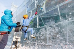 Взяли штурмом: спортсмены Екатеринбурга отметили закрытие ледового городка