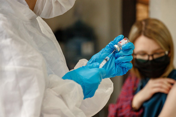 Эпидемиолог подтвердил эффективность вакцин против новых штаммов COVID-19