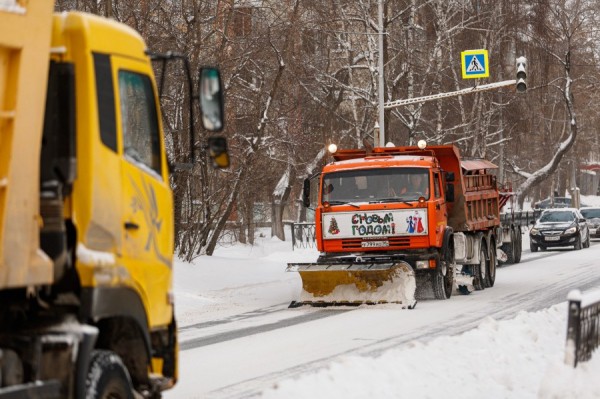 Коммунальщики привлекают дополнительную спецтехнику для уборки города