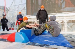 Взяли штурмом: спортсмены Екатеринбурга отметили закрытие ледового городка