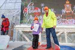 Взяли штурмом: спортсмены Екатеринбурга отметили закрытие ледового городка