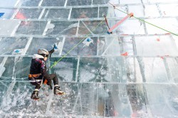 Взяли штурмом: спортсмены Екатеринбурга отметили закрытие ледового городка