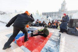 Взяли штурмом: спортсмены Екатеринбурга отметили закрытие ледового городка