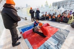 Взяли штурмом: спортсмены Екатеринбурга отметили закрытие ледового городка