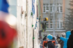 Взяли штурмом: спортсмены Екатеринбурга отметили закрытие ледового городка