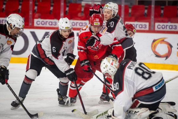 Хоккеисты «Авто» забросили две шайбы в меньшинстве и вновь разгромили «Тюменский Легион»