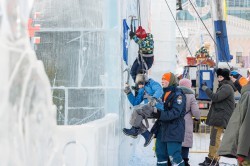 Взяли штурмом: спортсмены Екатеринбурга отметили закрытие ледового городка