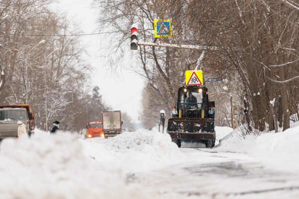 На расчистку Екатеринбурга за сутки вышло более 500 единиц спецтехники и 400 рабочих