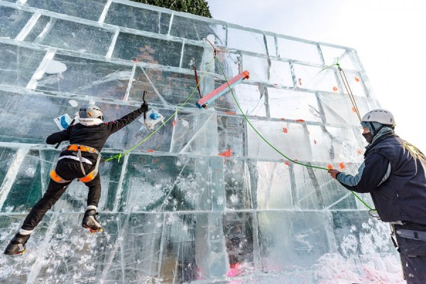 Взяли штурмом: спортсмены Екатеринбурга отметили закрытие ледового городка