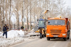 Екатеринбург стал чище на 13 тысяч тонн снега