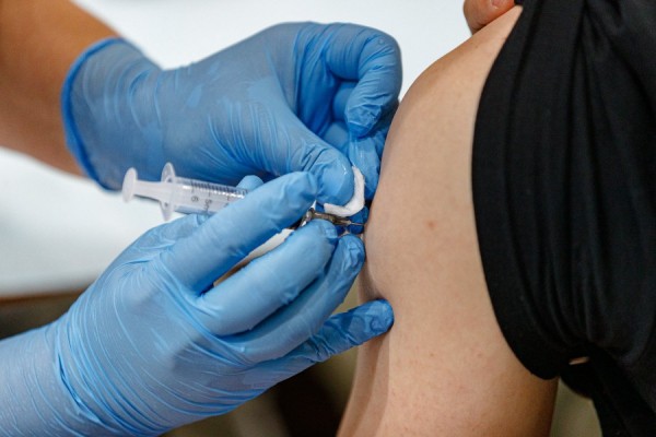 Медики городской клинической больницы № 3 приглашают граждан на вакцинацию