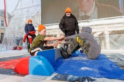 Взяли штурмом: спортсмены Екатеринбурга отметили закрытие ледового городка