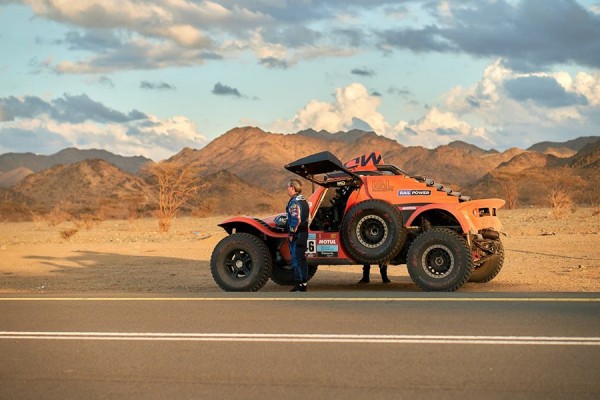Дакар-2022: Сергей Карякин стартовал на ралли в Саудовской Аравии