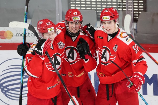 Хоккеисты «Авто» во второй раз обыграли «Спутник» Хоккеисты «Авто» во второй раз обыграли «Спутник»