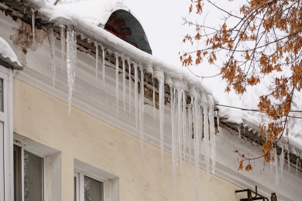 Городские власти напомнили управляющим компаниям и ТСЖ о своевременной уборке крыш Городские власти напомнили управляющим компаниям и ТСЖ о своевременной уборке крыш