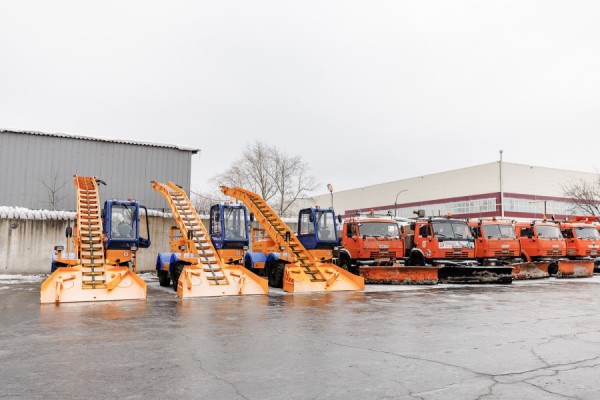 Алексей Орлов вручил коммунальщикам новую технику для уборки Екатеринбурга