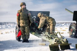 Равнение на праздник: уральские военные провели репетицию салюта Равнение на праздник: уральские военные провели репетицию салюта
