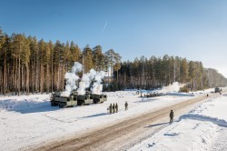 Равнение на праздник: уральские военные провели репетицию салюта Равнение на праздник: уральские военные провели репетицию салюта