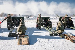 Равнение на праздник: уральские военные провели репетицию салюта Равнение на праздник: уральские военные провели репетицию салюта