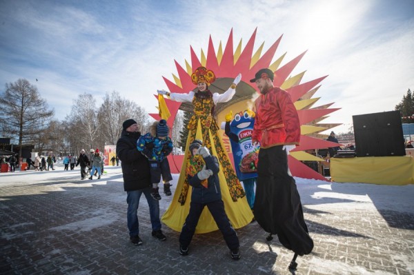 Екатеринбург проводит зиму масленичными гуляниями