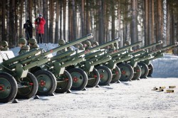 Равнение на праздник: уральские военные провели репетицию салюта Равнение на праздник: уральские военные провели репетицию салюта