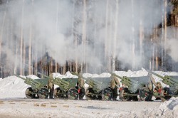 Равнение на праздник: уральские военные провели репетицию салюта Равнение на праздник: уральские военные провели репетицию салюта