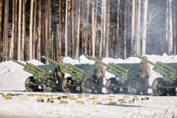 Равнение на праздник: уральские военные провели репетицию салюта Равнение на праздник: уральские военные провели репетицию салюта