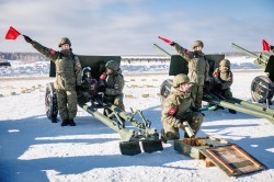 Равнение на праздник: уральские военные провели репетицию салюта Равнение на праздник: уральские военные провели репетицию салюта