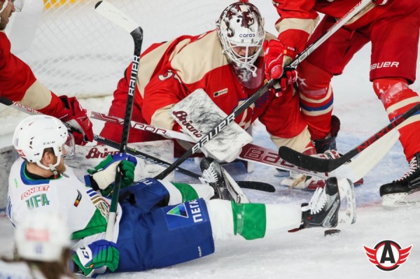 Хоккей: «Автомобилист» в благотворительном матче уступил «Салавату Юлаеву» Хоккей: «Автомобилист» в благотворительном матче уступил «Салавату Юлаеву»