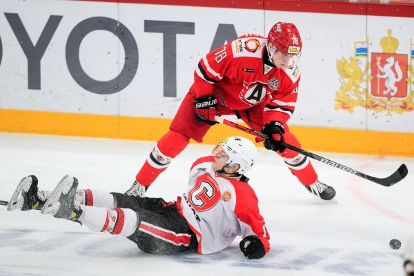 Хоккеисты «Авто» во второй раз обыграли «Спутник» Хоккеисты «Авто» во второй раз обыграли «Спутник»