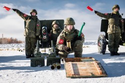 Равнение на праздник: уральские военные провели репетицию салюта Равнение на праздник: уральские военные провели репетицию салюта