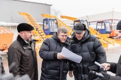 Алексей Орлов вручил коммунальщикам новую технику для уборки Екатеринбурга