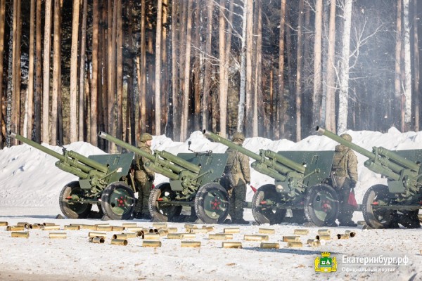 Равнение на праздник: уральские военные провели репетицию салюта Равнение на праздник: уральские военные провели репетицию салюта