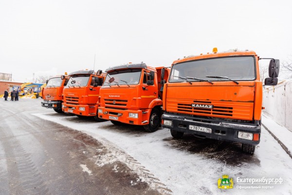 Алексей Орлов вручил коммунальщикам новую технику для уборки Екатеринбурга