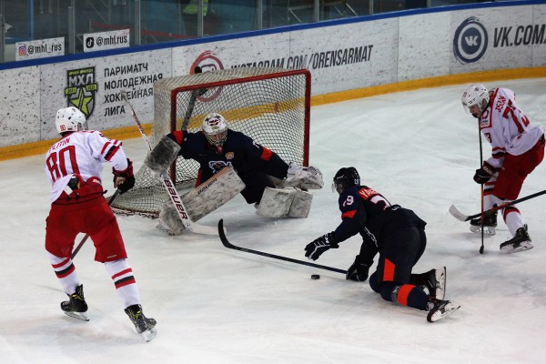 Хоккеисты «Авто» одержали уверенную победу в Оренбурге