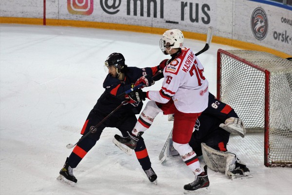 Хоккеисты «Авто» одержали уверенную победу в Оренбурге