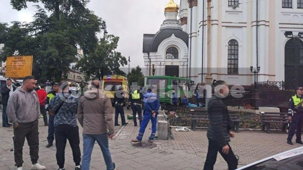 Водитель автобуса, сбивший пешеходов на тротуаре, и его работодатель задержаны (ВИДЕО)