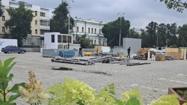 В центре Екатеринбурга начали монтировать падел-корты – с синей и розовой травой