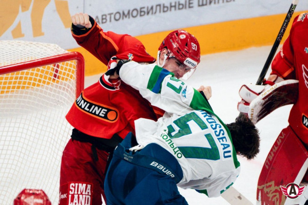 «Автомобилист» начал плей-офф с победы: драки, голы Спронга и рок-н-ролл (ФОТО, ВИДЕО)